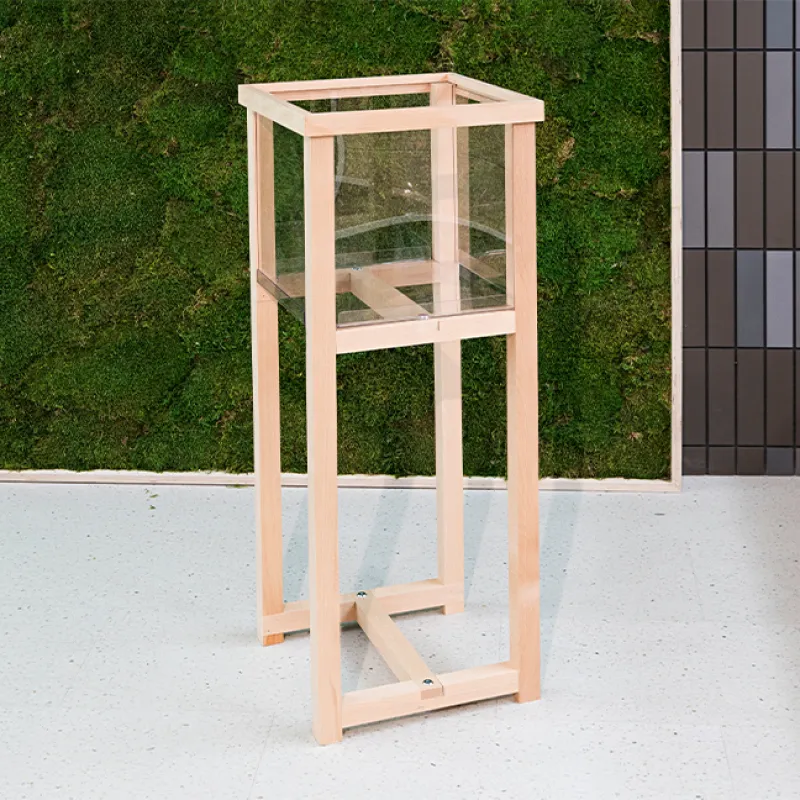 Cubo expositor con pie de madera