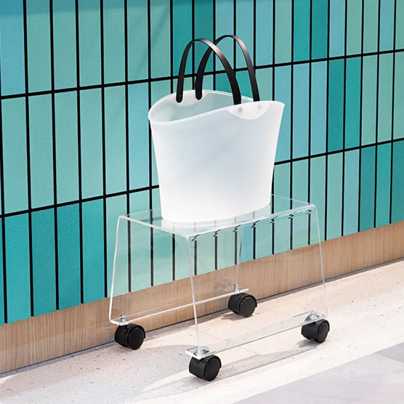 Portacestas con cesta transparente con asas levantadas